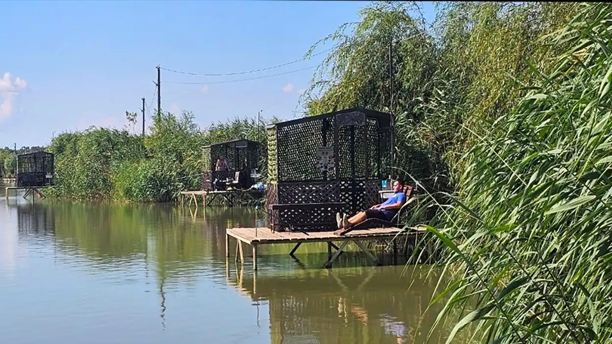 Панорама озера Богатого: дом на воде и камыши