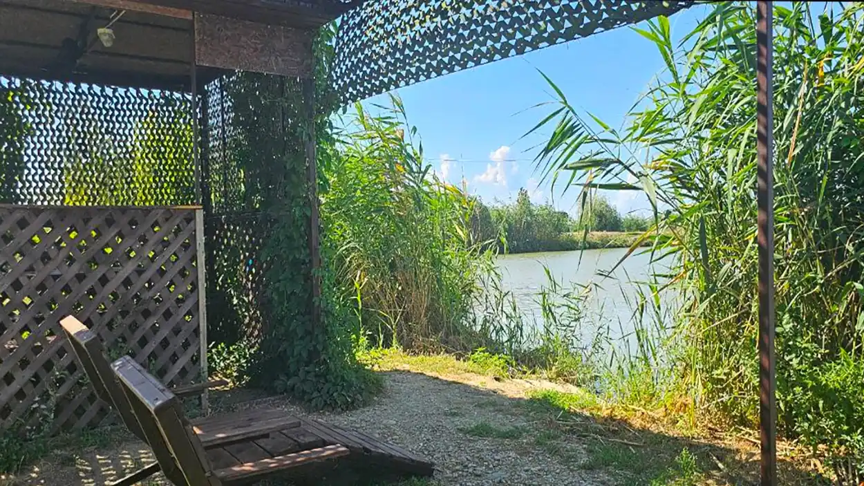 Вид на воду из беседки на озере Глубоком